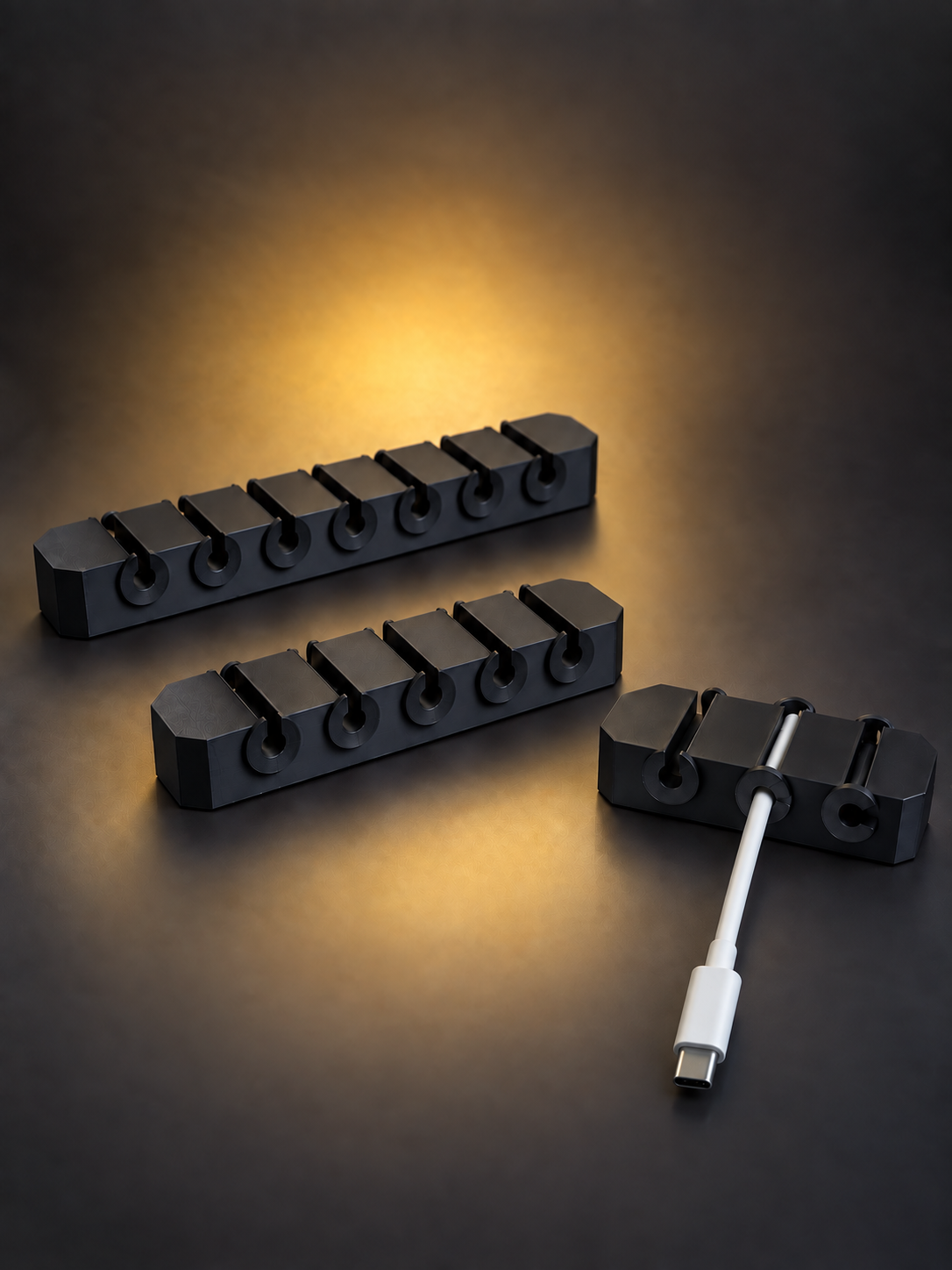Organiseur de câbles noir, vue 5 sur 5, câble USB-C en utilisation